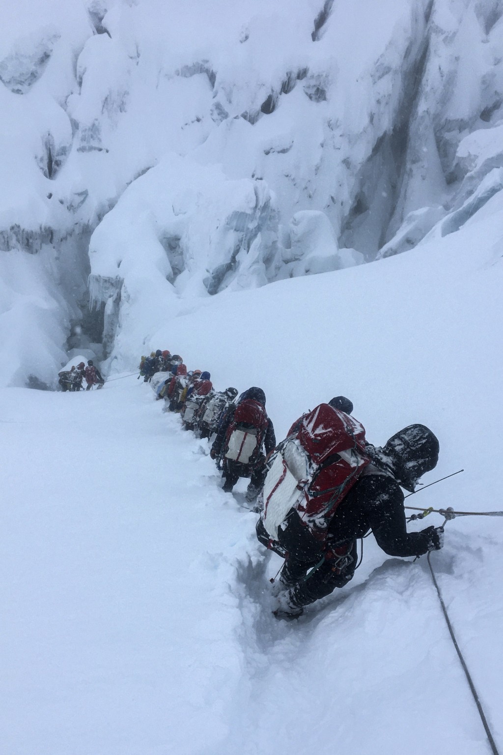 每年的攀山旺季都會引來大批爬山人士,令登上珠穆朗瑪峰的雪路上塞滿人。 每年的攀山旺季都會引來大批爬山人士,令登上珠穆朗瑪峰的雪路上塞滿人。