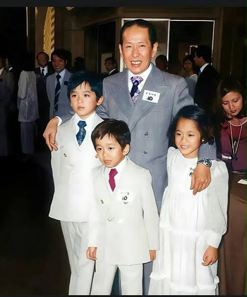 鄧兆尊曾憶述父親曾「求」他安守本分做個低調的「二世祖」,不要作高風險投資或過度表現自己,最重要是守好家庭、讓兄弟姊妹和睦相處。 鄧兆尊曾憶述父親曾「求」他安守本分做個低調的「二世祖」,不要作高風險投資或過度表現自己,最重要是守好家庭、讓兄弟姊妹和睦相處。