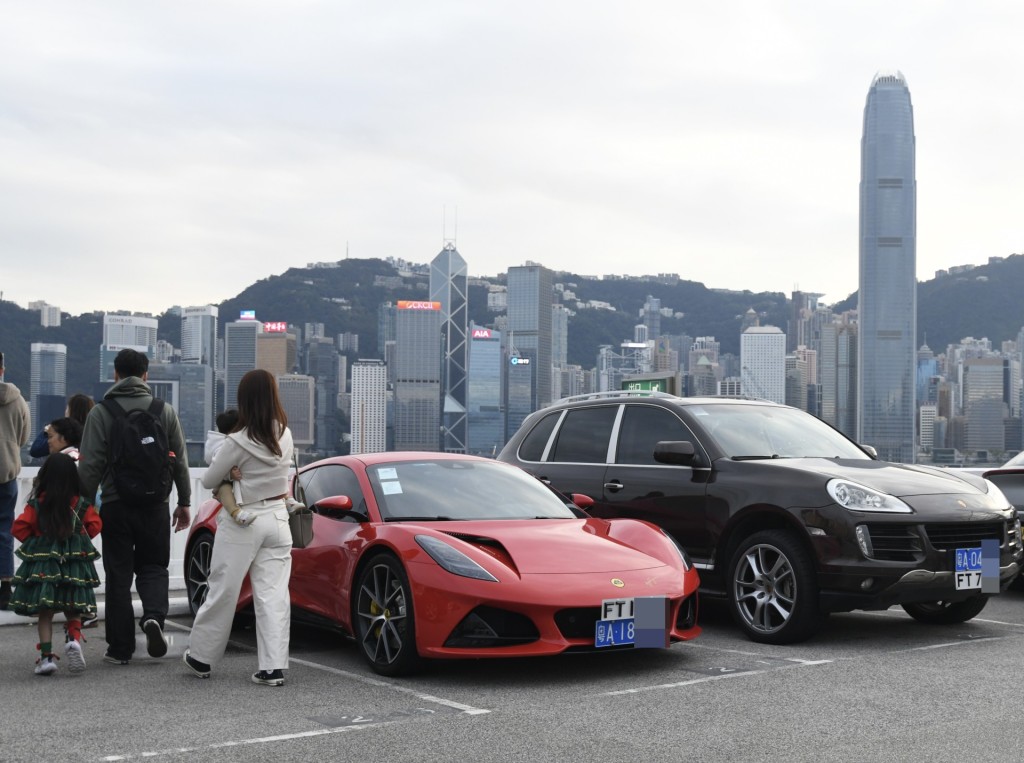 有粵車兩側車窗使用「黑玻璃」,被市民質疑驗車條件雙重標準 有粵車兩側車窗使用「黑玻璃」,被市民質疑驗車條件雙重標準