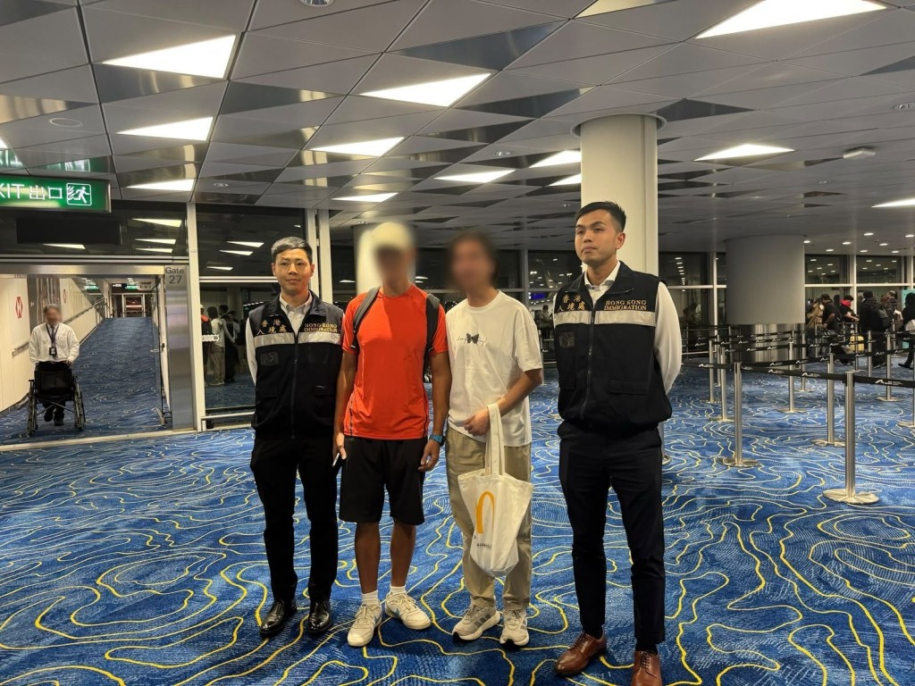 鄧龍威（右二）在入境處協助在外香港居民小組成員陪同下，安全返港與家人團聚。  