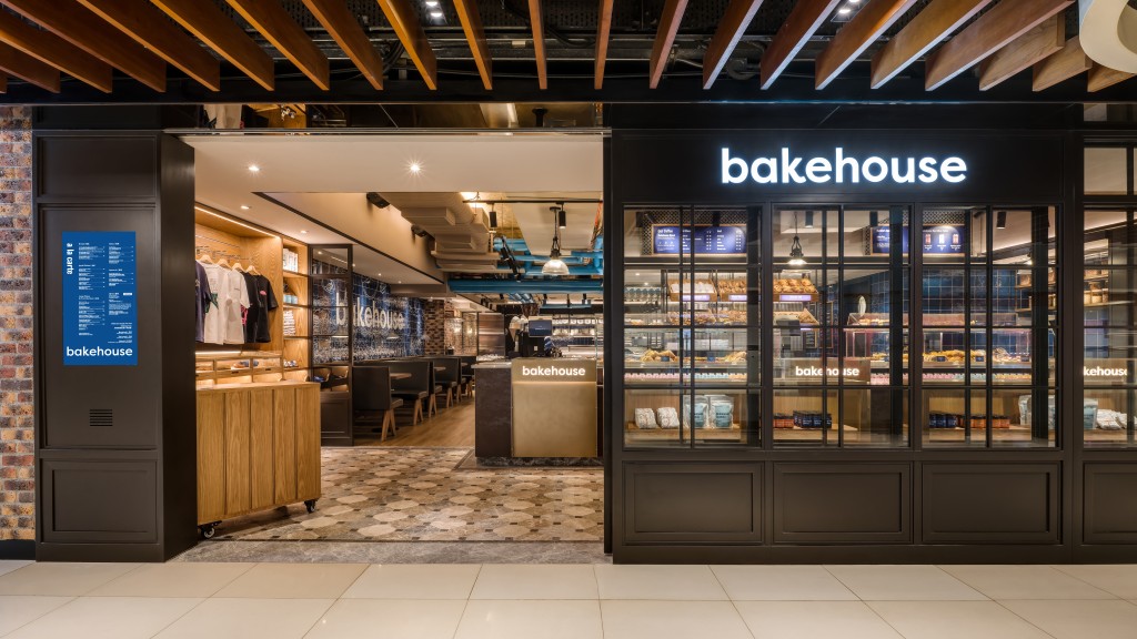 最近有港女與奶奶光顧Bakehouse餐廳時，期間店員不慎打翻飲品，而飲品彈濺至奶奶的白色褲子上，對方不但立即道歉並奉上大量濕紙巾，經理亦提出負責乾洗費用（圖片來源：官方圖片）