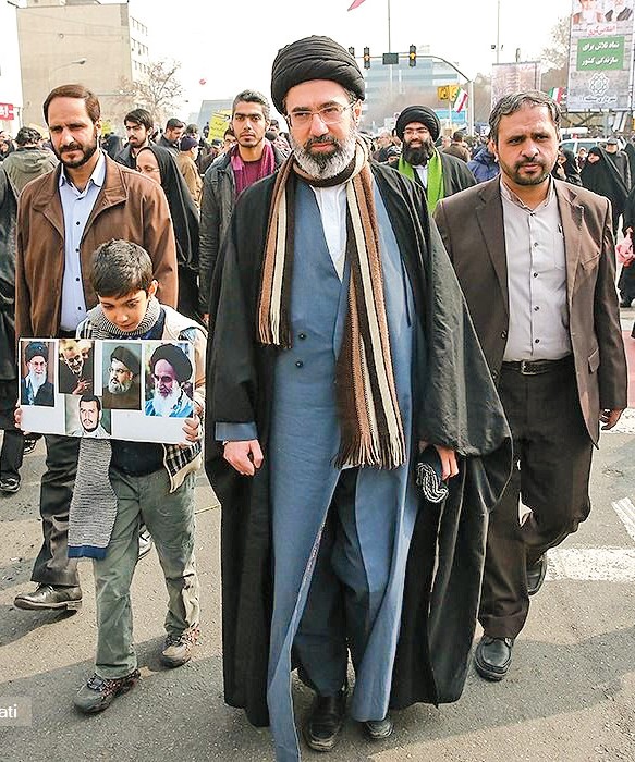 哈梅內伊的兒子穆傑塔巴（右二）被選為伊朗新任最高領袖，相信會承襲其父的反美保守政策。