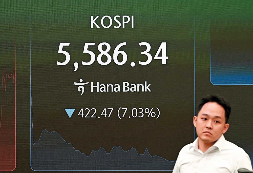 在AI股下挫下,韓國股市曾單日急跌逾百分之七,驚動政府召開緊急會議。 在AI股下挫下,韓國股市曾單日急跌逾百分之七,驚動政府召開緊急會議。