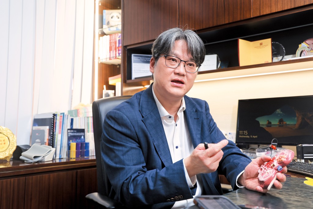 眼見不少病人與家屬面臨生關死劫，傅錦峯也越來越注重健康及珍惜與家人相處時間。