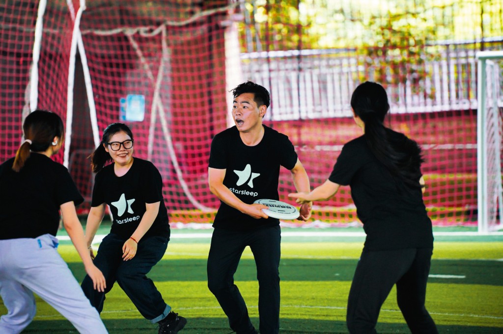 鄒格兵與starsleep團隊大玩運動比賽。 鄒格兵與starsleep團隊大玩運動比賽。