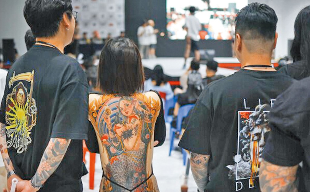 現今的南韓紋身已不再是禁忌，除了當地青年，還吸引外國明星專程幫襯，產值高達十億元。