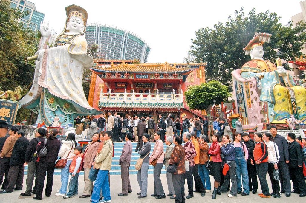 泰國人近年熱衷來港參拜廟宇，會到淺水灣鎮海樓公園，參拜望海觀音和媽祖娘娘。