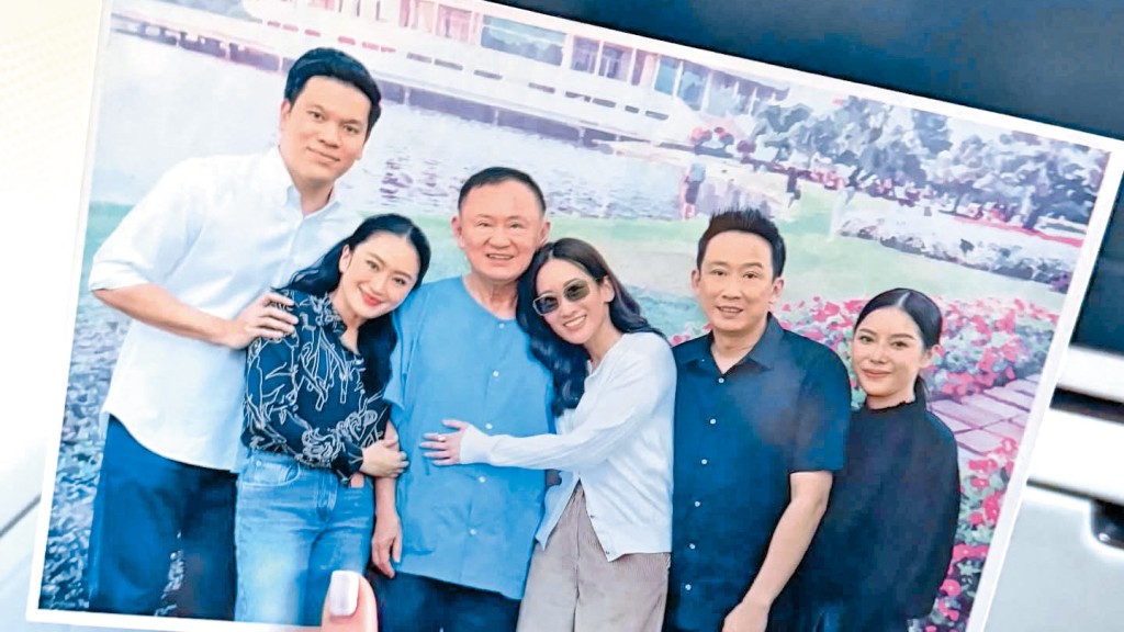 他信（左三）家族三兄妹攜配偶前往監獄探望他信並合照。