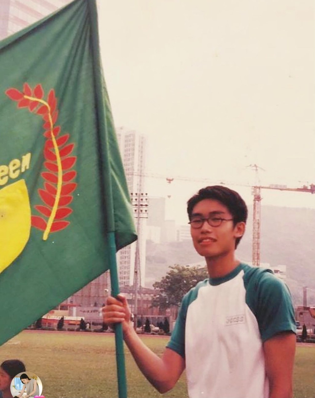 網民將焦點落在兩兄弟的外貌對比上,直指同戴眼鏡的二人五官特徵並不太相似。 網民將焦點落在兩兄弟的外貌對比上,直指同戴眼鏡的二人五官特徵並不太相似。