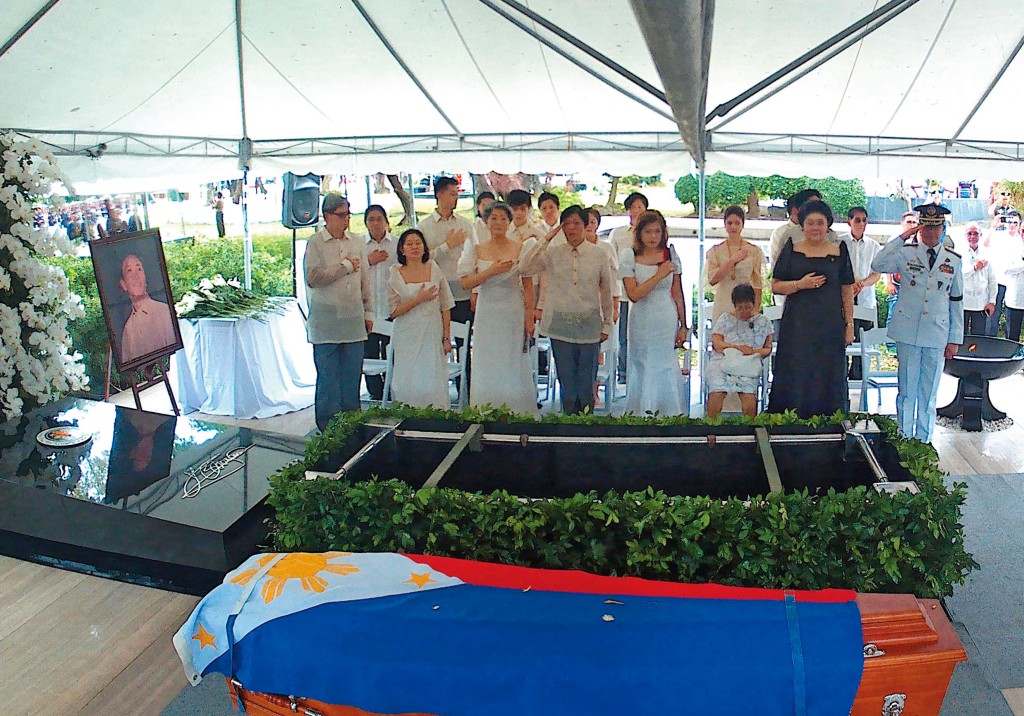 一六年，馬可斯遺體得以回國安葬於英雄公墓，當時盛傳兩大家族私下達成一些秘密協議。