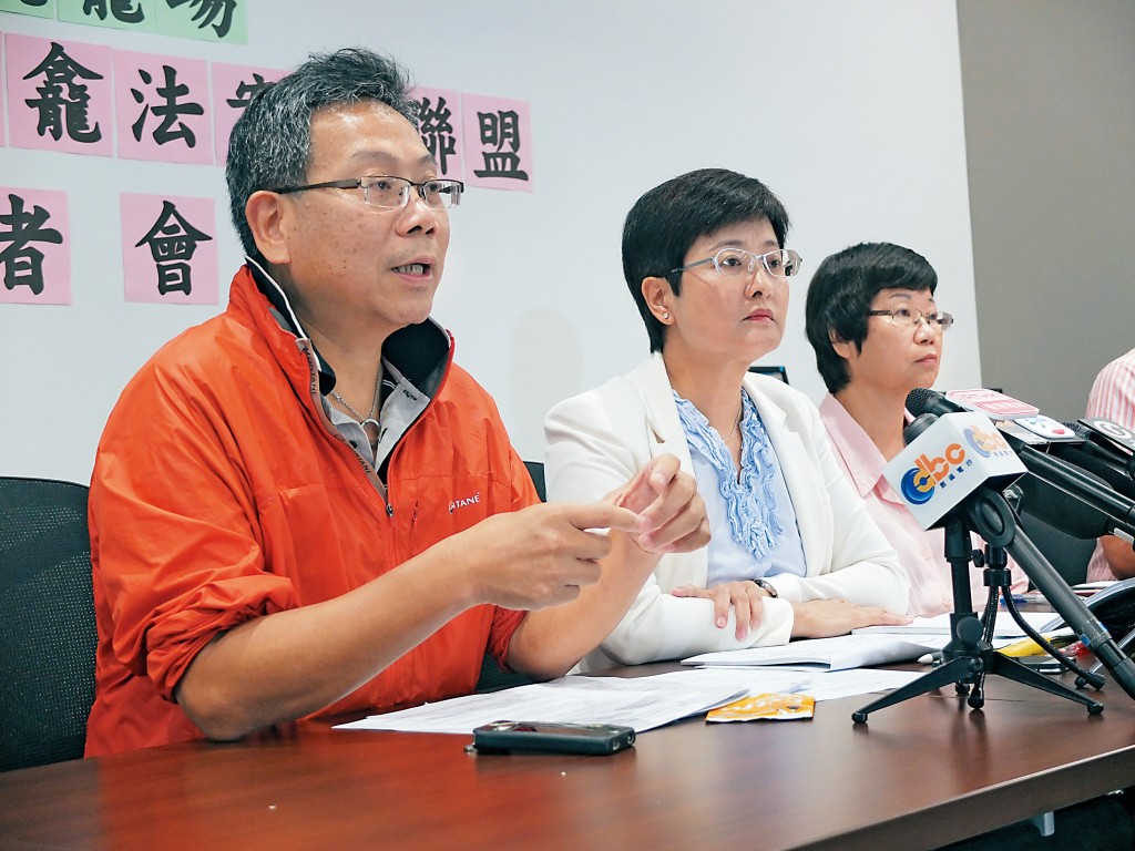 各界關注骨灰龕法案大聯盟召集人謝世傑（左），不滿政府降低規管私營骨灰場的門檻，準備採取行動反映問題。