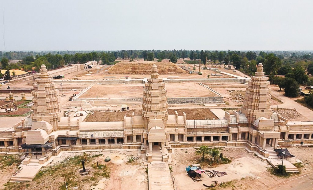 泰國在武里府興建的寺廟名為「Siha Nakhon」,花費折合二千三百多萬元,規模甚至遠超吳哥窟。 泰國在武里府興建的寺廟名為「Siha Nakhon」,花費折合二千三百多萬元,規模甚至遠超吳哥窟。