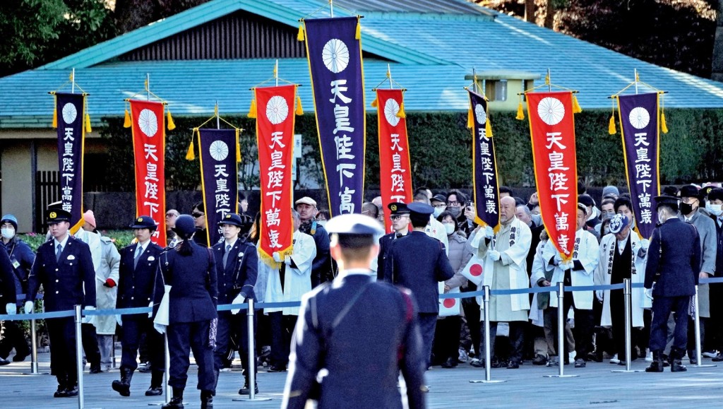 日本皇室按照傳統在新年向國民問好,每次都會吸引大批民眾到來爭相拍照。 日本皇室按照傳統在新年向國民問好,每次都會吸引大批民眾到來爭相拍照。