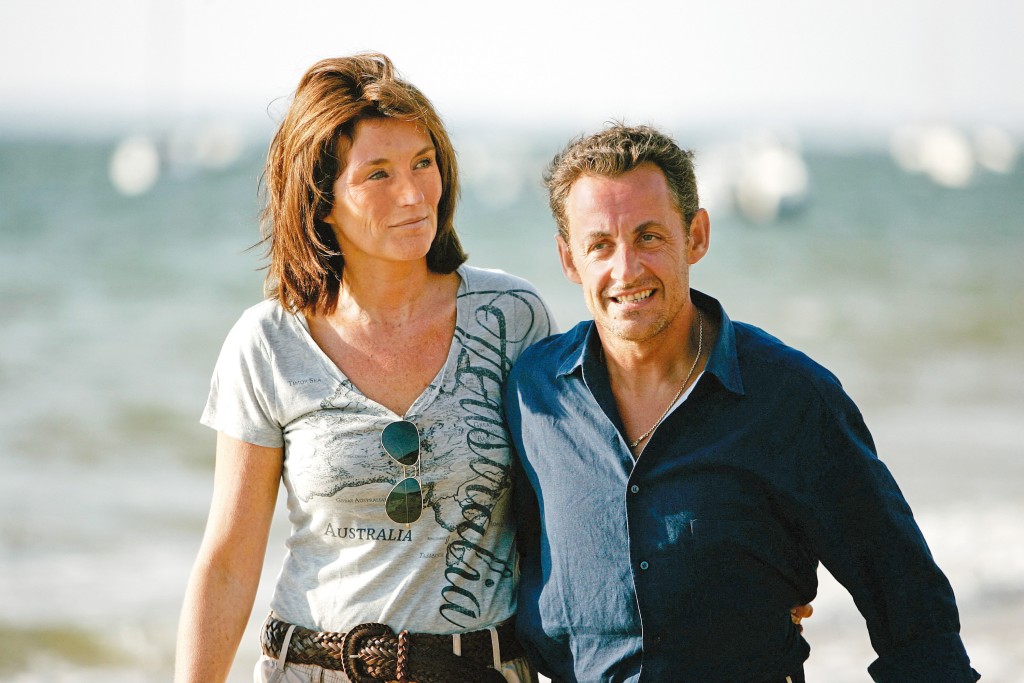 薩爾科齊與瑟西莉雅的婚姻,在其總統任內告終。 薩爾科齊與瑟西莉雅的婚姻,在其總統任內告終。