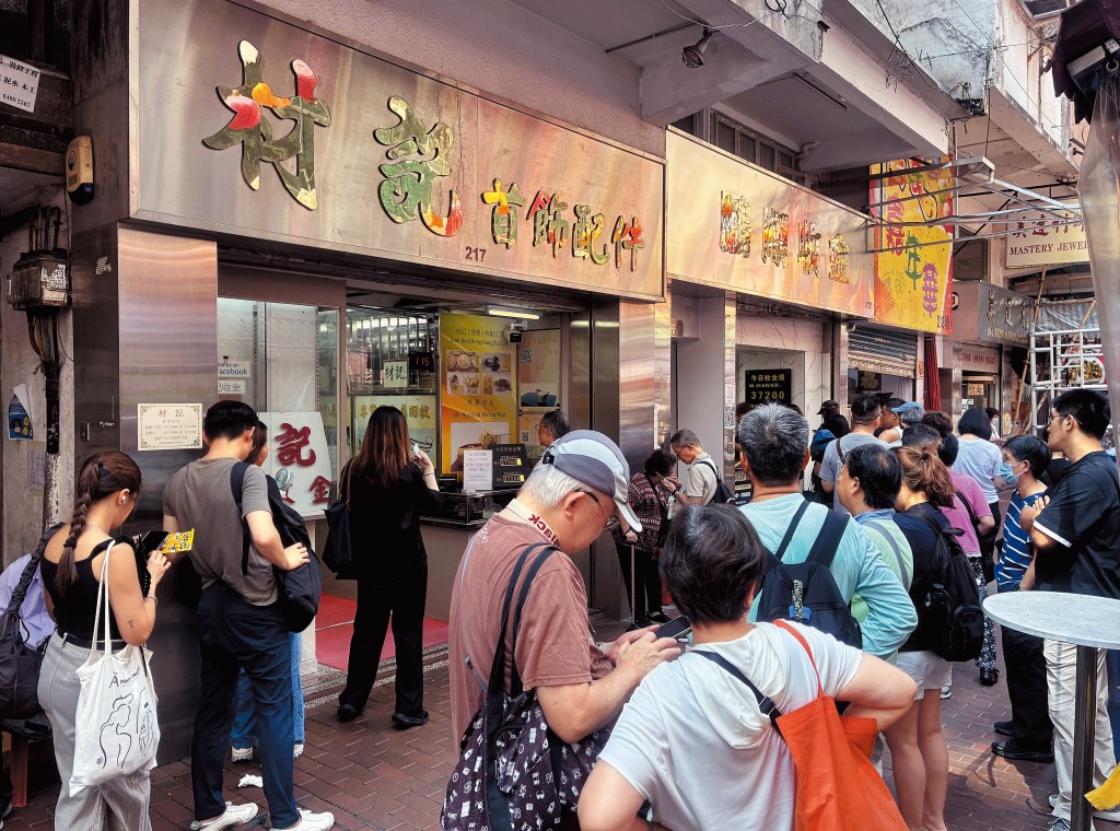 今年黃金價格上漲近六成,其中一輪升勢由八月開始,從約三千三百美元水平,到十月中更創下每安士四千三百八十一美元的歷史新高。 今年黃金價格上漲近六成,其中一輪升勢由八月開始,從約三千三百美元水平,到十月中更創下每安士四千三百八十一美元的歷史新高。