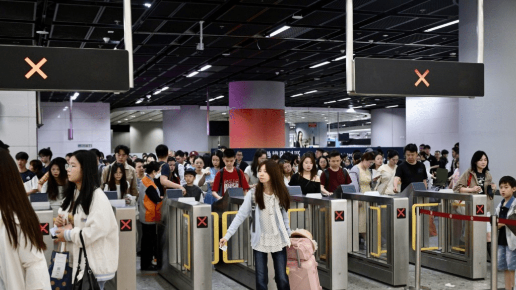 五一黃金周剛過去，有逾百萬內地旅客訪港，惟兩地文化不同，不少旅客的行徑引起港人熱議