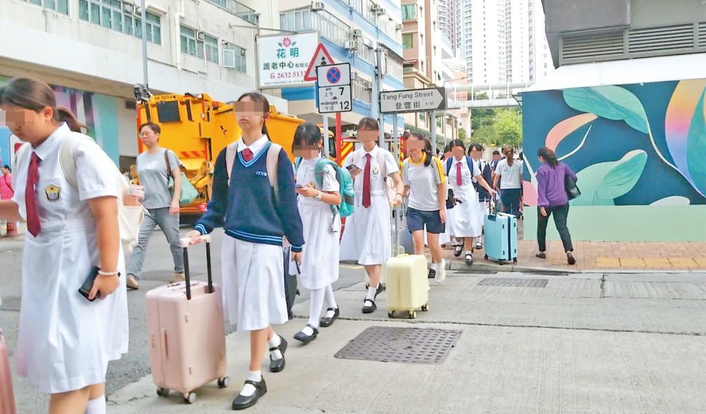 本刊記者在某個周五早上,見到逾十名「莊月明」學生背着書包,手拉行李篋從該賓館走出。 本刊記者在某個周五早上,見到逾十名「莊月明」學生背着書包,手拉行李篋從該賓館走出。