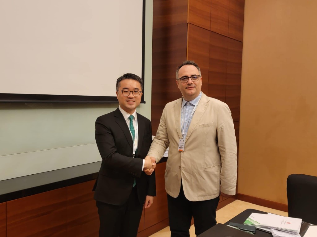 與羅馬尼亞教育部國務秘書長Bogdan Cristescu交流 與羅馬尼亞教育部國務秘書長Bogdan Cristescu交流