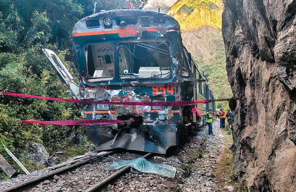 往馬丘比丘的唯一鐵路，最近發生兩列載滿遊客的觀光列車迎頭相撞，造成至少一名鐵路人員死亡、數十人受傷。