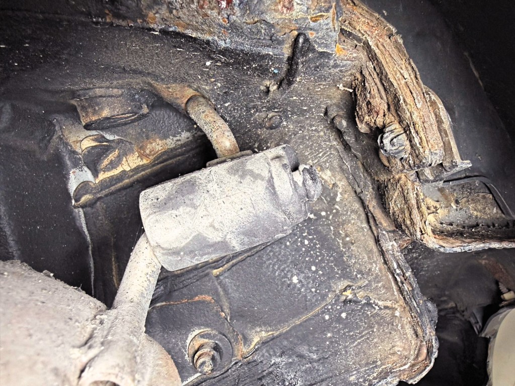 楊先生經驗車後發現涉事車輛車底霉爛，但賣家拒絕退訂，堅稱車輛未曾浸水。