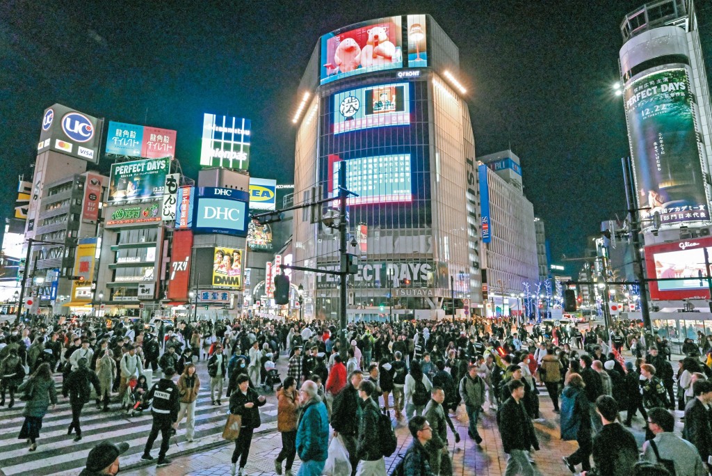 東京澀谷車站前的十字路口被喻為全世界最繁忙路口，吸引不少外國遊客駐足擺拍，卻因而惹怒了「撞人族」。