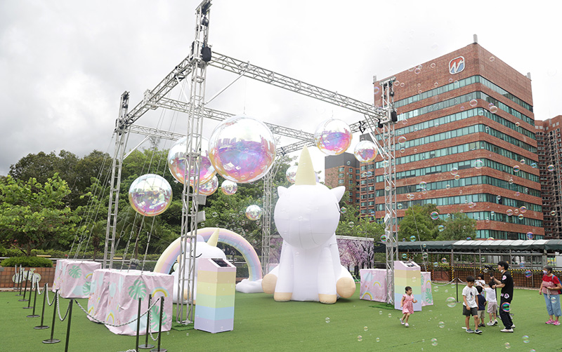 玩完波波池，「沙灘」旁有另一隻巨型獨角獸在水池消暑，大小朋友隨時加入打卡。