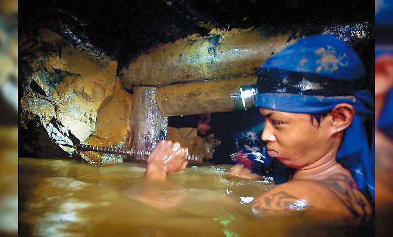 因為報酬比一般工作高,很多貧困家庭逼於無奈讓孩子進行危險的礦坑工作。 因為報酬比一般工作高,很多貧困家庭逼於無奈讓孩子進行危險的礦坑工作。