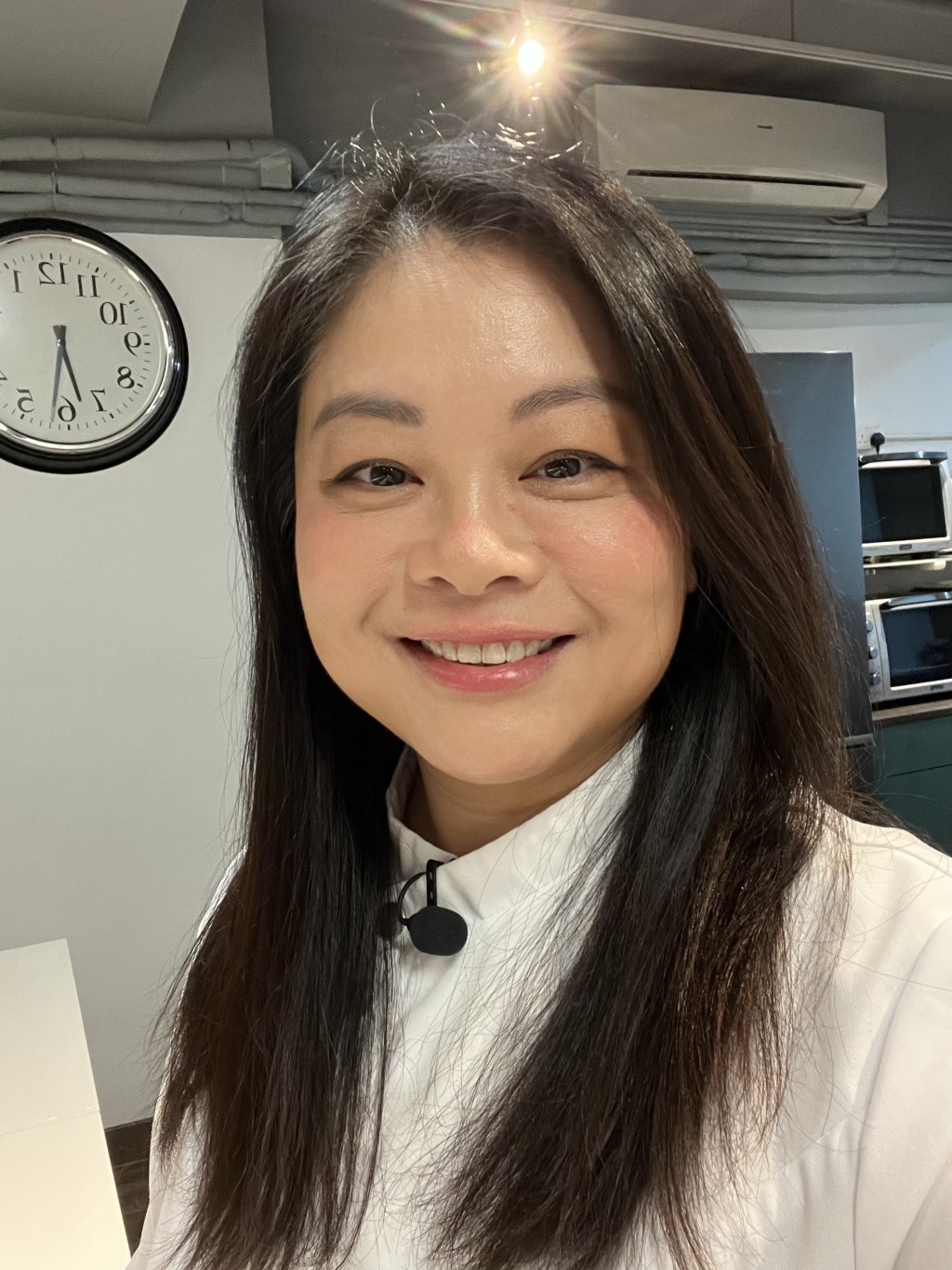 周靈山，愛情及瘦身食譜作家、食品研發師、纖廚教室及周靈山食品創辦人