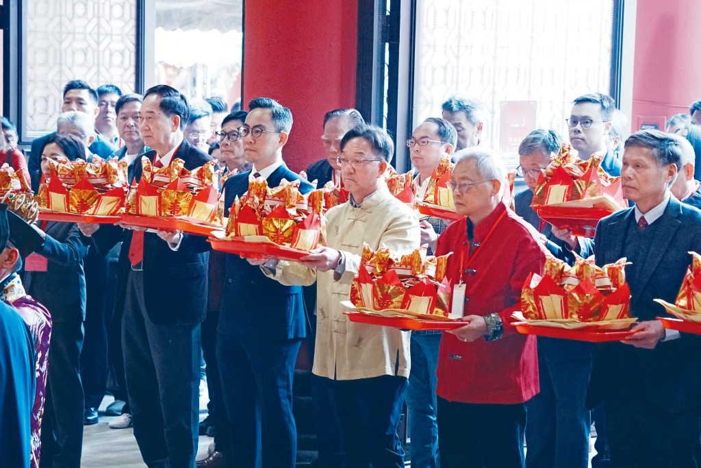 每年農曆年初二，劉業強（前排右三）肩負到沙田車公廟為香港祈福求籤的重任，為當日的全城焦點。