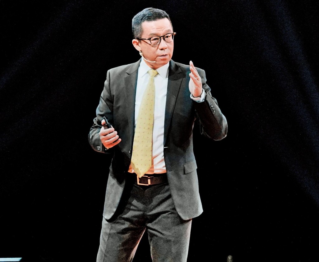王維基先辣起火頭，推出「全年減價戰」企圖爭奪超市生意，豈料百佳與惠康馬上還擊，京東和旗下佳寶亦加入戰團。