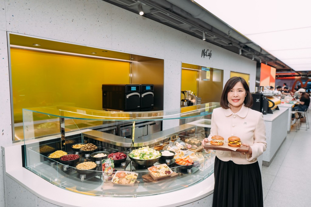 香港麥當勞行政總裁黎韋詩小姐表示,為慶祝香港麥當勞 50 週年,香港麥當勞繼續秉持『創新求變』 品牌理念,將金鐘海富麥當勞重新設計,進一步升級為 50 週年旗艦店,更特意從世界各地麥當勞搜 羅特色環球美食,呈獻『Around the World 系列』餐單。 香港麥當勞行政總裁黎韋詩小姐表示,為慶祝香港麥當勞 50 週年,香港麥當勞繼續秉持『創新求變』 品牌理念,將金鐘海富麥當勞重新設計,進一步升級為 50 週年旗艦店,更特意從世界各地麥當勞搜 羅特色環球美食,呈獻『Around the World 系列』餐單。