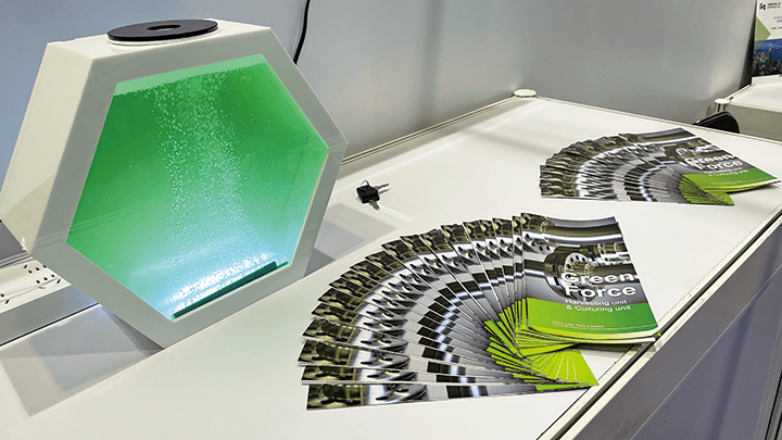 財利科技開發出「綠色標誌」產品，在水缸中種植不同顏色的微藻，並透過設置LED燈讓微藻進行光合作，設計成公司標誌能凸顯企業注重可持續發展的形象。