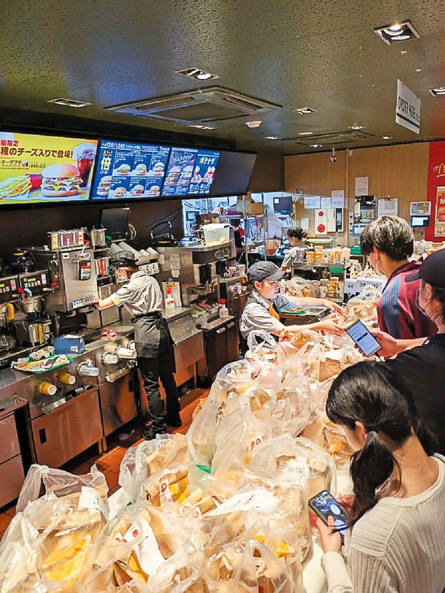 日本麥當勞推出「CHIIKAWA」聯乘玩具,引來多人搶購。 日本麥當勞推出「CHIIKAWA」聯乘玩具,引來多人搶購。