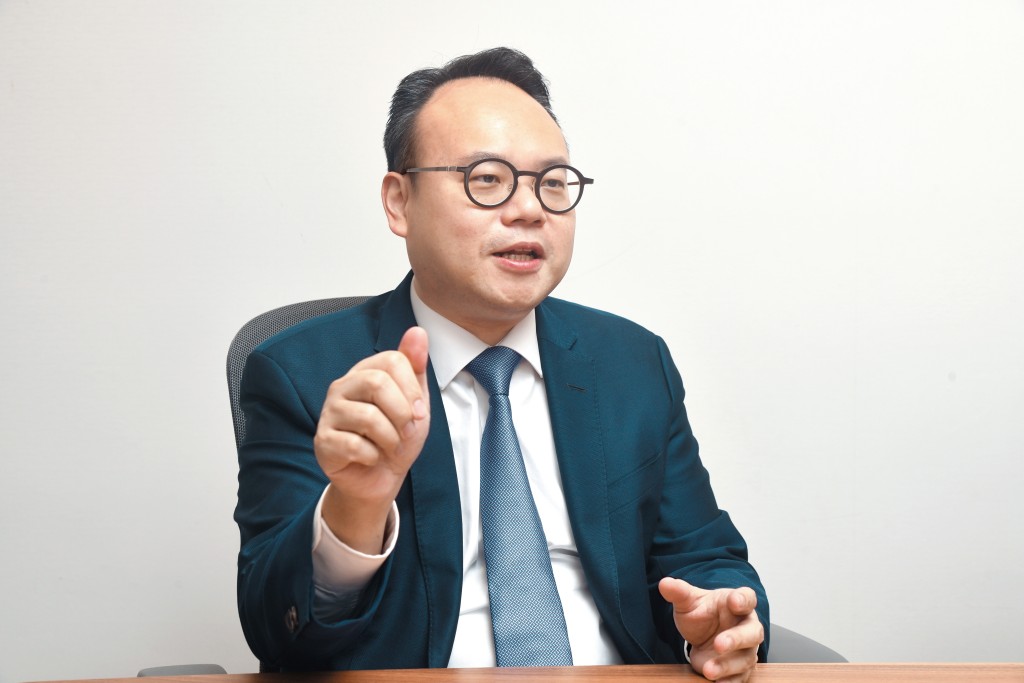 張翹楚認為,政府知道目前質素高的地皮較難賣出,又不想低價出售,所以減少推出住宅地。 張翹楚認為,政府知道目前質素高的地皮較難賣出,又不想低價出售,所以減少推出住宅地。