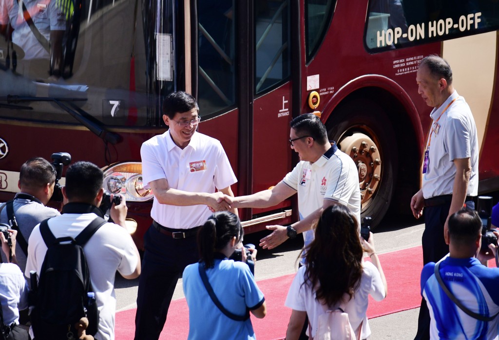 中國國家代表隊運動員與紀律部隊交流，鄧炳強與運動員們握手。