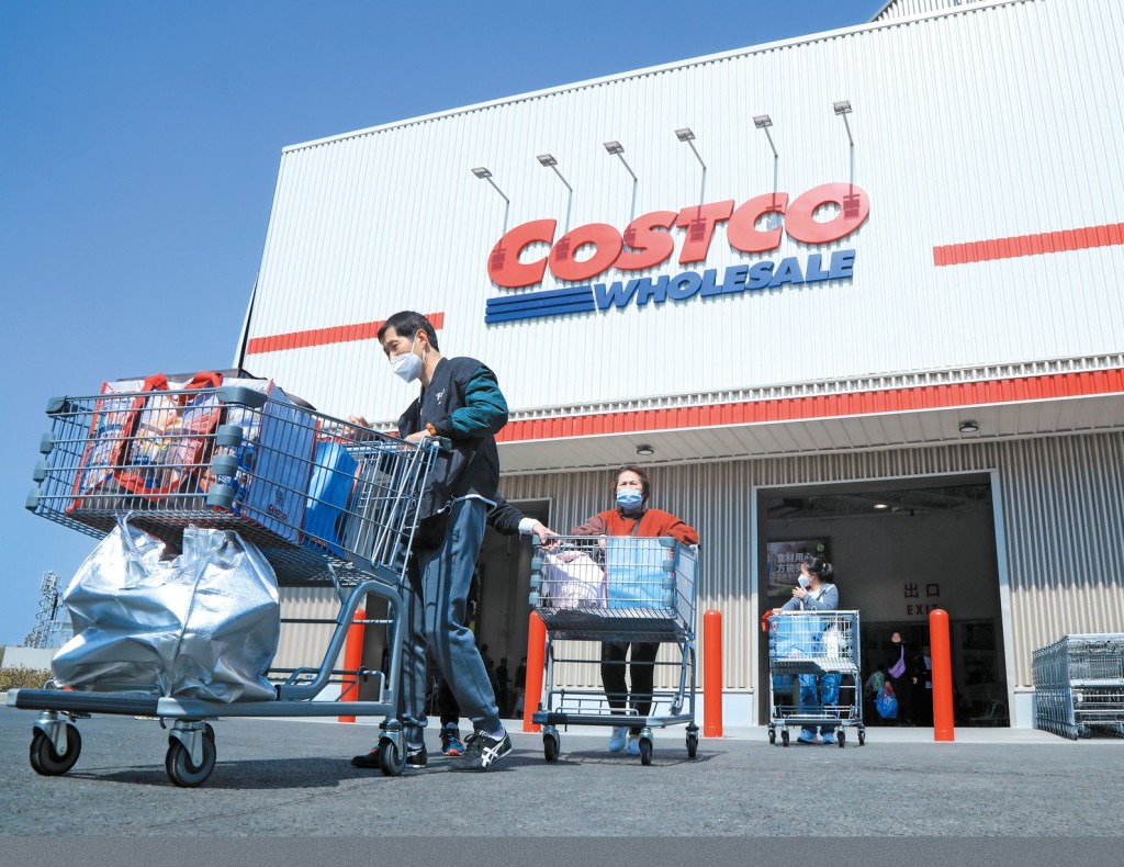 會員制連鎖店以低價和免費品嚐樣品來吸引顧客，好市多是另一間內地受歡迎的倉儲式超市。