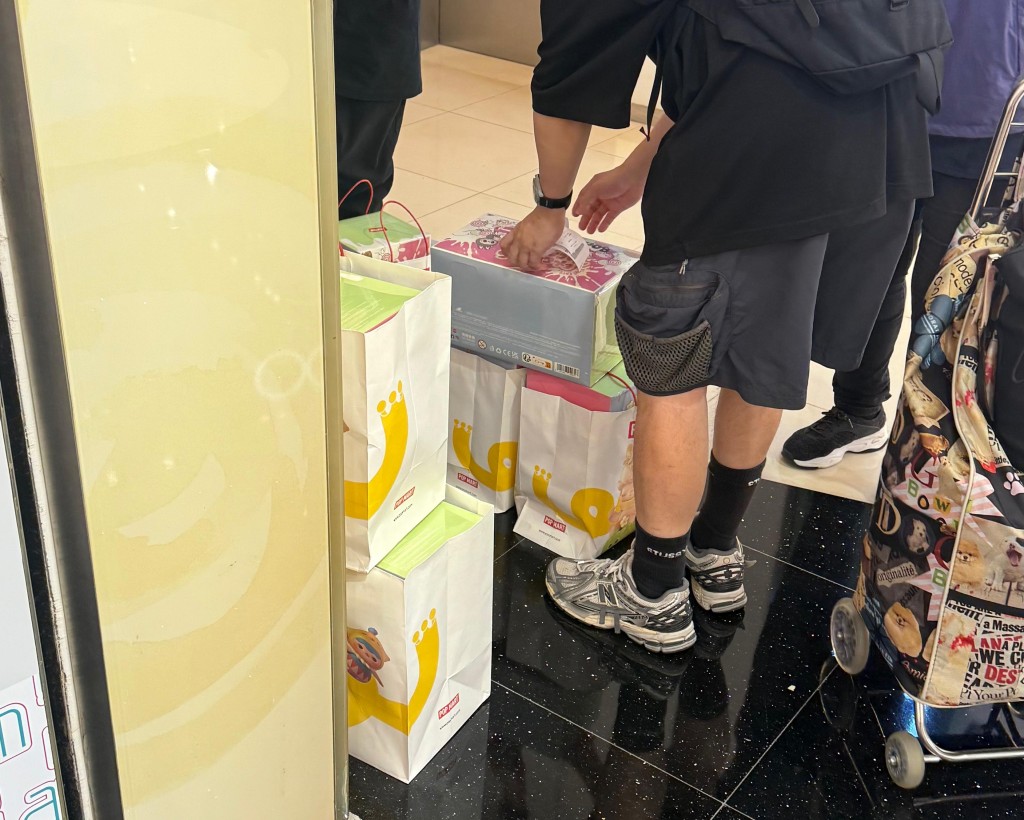 現時香港Labubu熱度相比今年初有所退減，惟炒風尚未完結，每次補貨會引來黃牛排隊搶購。