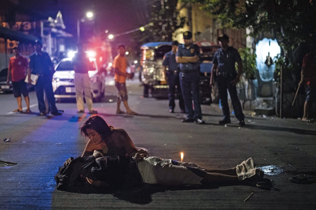 菲律賓前總統杜特爾特任內鐵腕掃毒，被指縱容執法人員濫用私刑、法外處決，人權組織估計造成三萬名平民死亡。