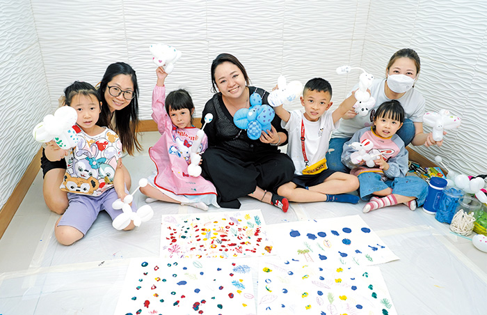 家長和小朋友 一起學扭氣球、畫圖畫，邊玩邊學習。