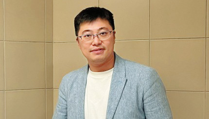 顏汶羽在九龍東落區，收集居民對「租置2.0」的意見。