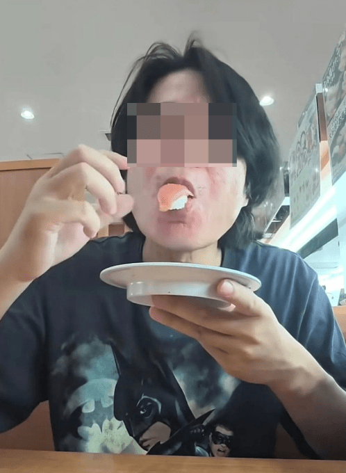 日本男子惡搞連鎖壽司店，更拍片放上社交平台炫耀。 X@gorilla_buzz7  