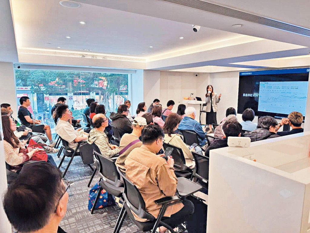 富途證券高級分析師馮文慧現時每星期至少主持一場實體講座，多數在尖沙咀分行舉行，場場爆滿。