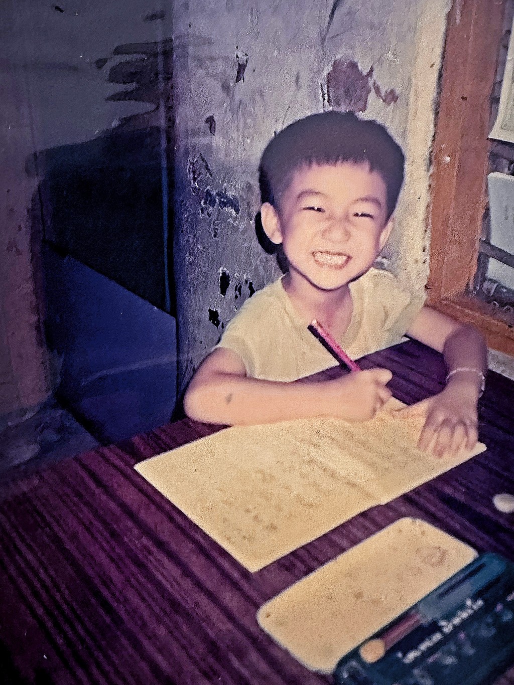 吳國禧出身基層家庭，兒時住在葵涌新區的「七層大廈」。