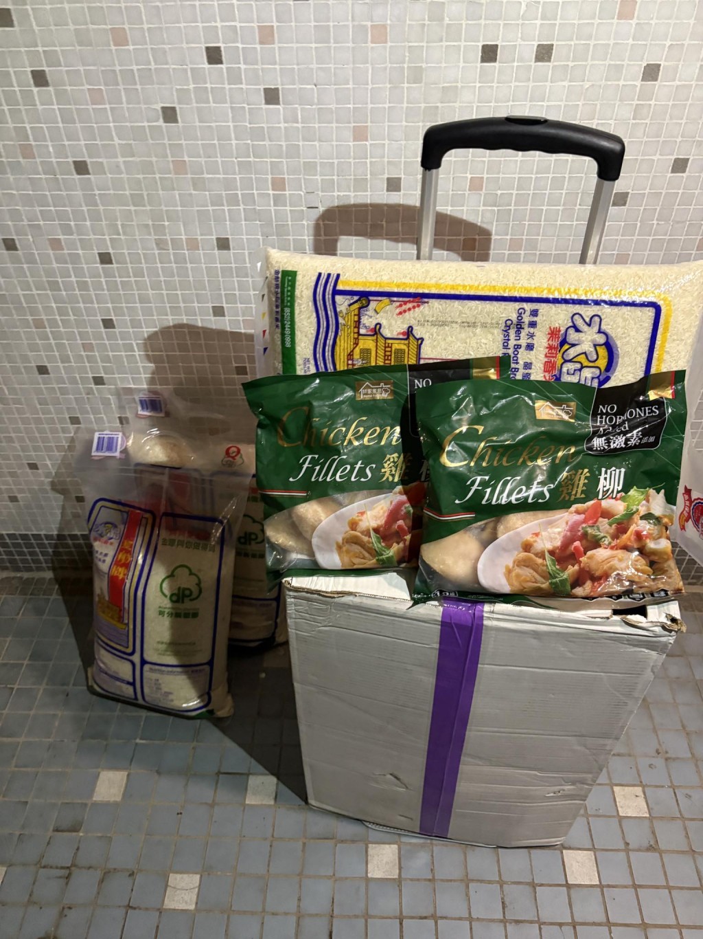 義工從動保組織募集丁的物資轉交給伯伯,會定期購買雞肉給伯伯來餵山上浪犬。 義工從動保組織募集丁的物資轉交給伯伯,會定期購買雞肉給伯伯來餵山上浪犬。