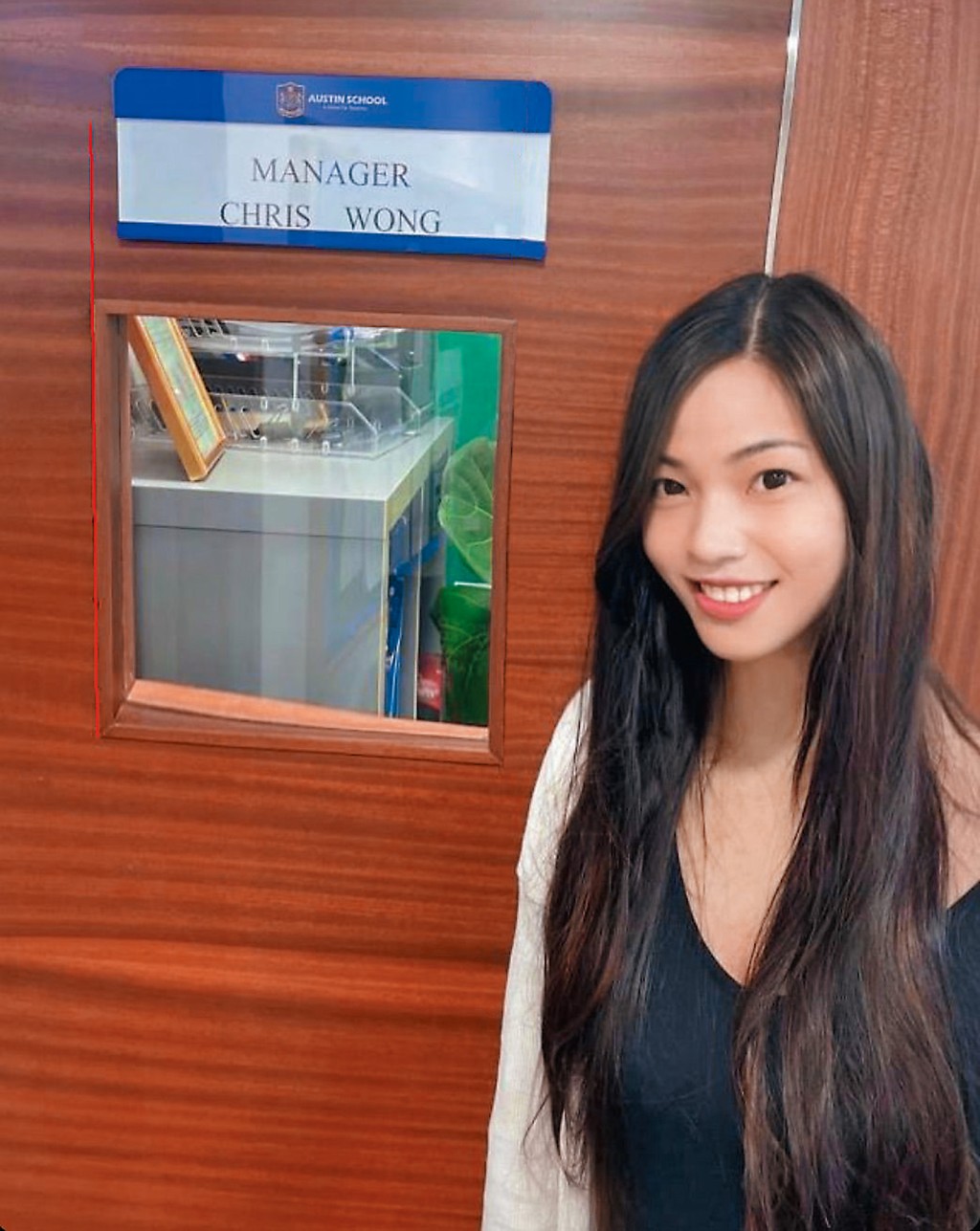 王青霞（Chris Wong）曾經在社交網上載自己在Austin School任職時的名片及她在校舍內的照片，而她的職銜是「Manager」，學歷是「博士」。