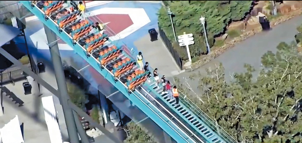 超級過山車「歌利亞」發生奪命意外後停在半空，被困的遊客由工作人員帶領行落地面。