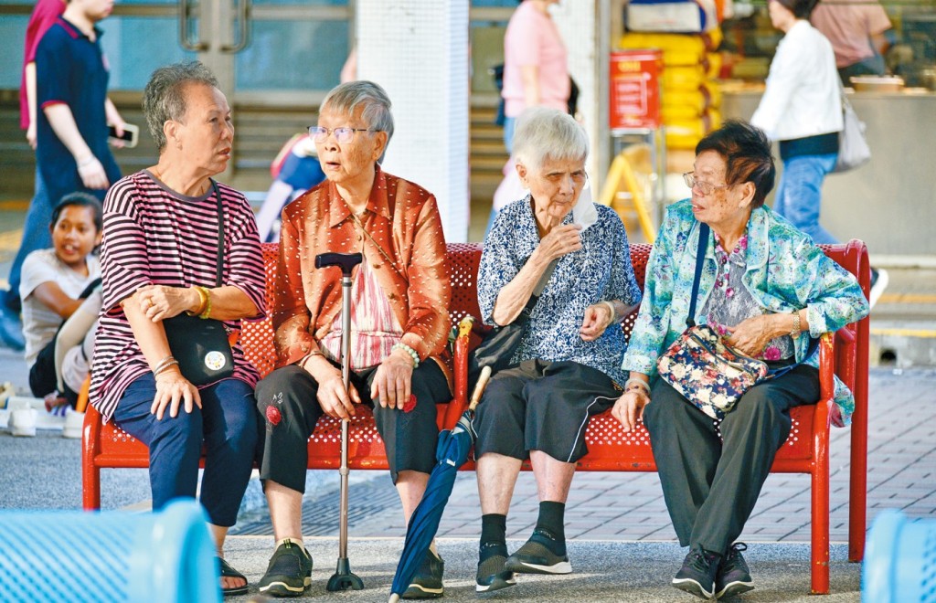持有有效香港身份證，及於一九六六年或之前出生的香港居民，可透過本地網上銀行、流動銀行或任何一間分行等認購銀債。