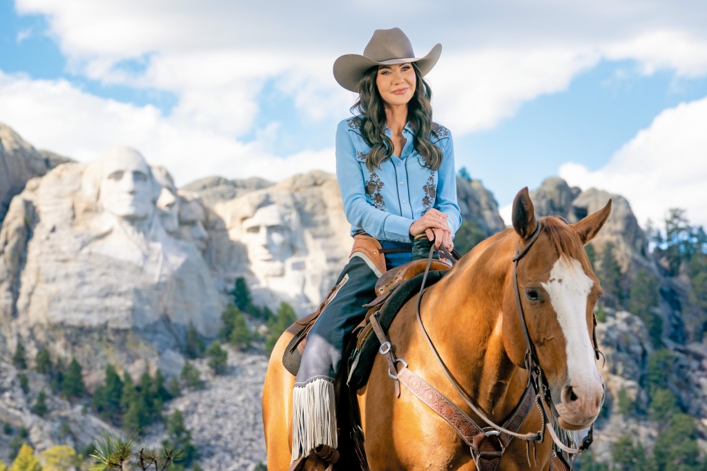 諾姆動用逾二億公帑拍廣告,大搞個人主議,更被質疑合約未經公開招標「益自己人」。 諾姆動用逾二億公帑拍廣告,大搞個人主議,更被質疑合約未經公開招標「益自己人」。