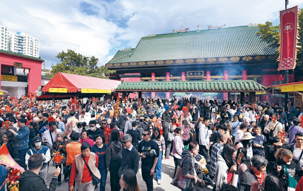 每年新春,不少市民都會去沙田車公廟轉風車兼求籤。 每年新春,不少市民都會去沙田車公廟轉風車兼求籤。