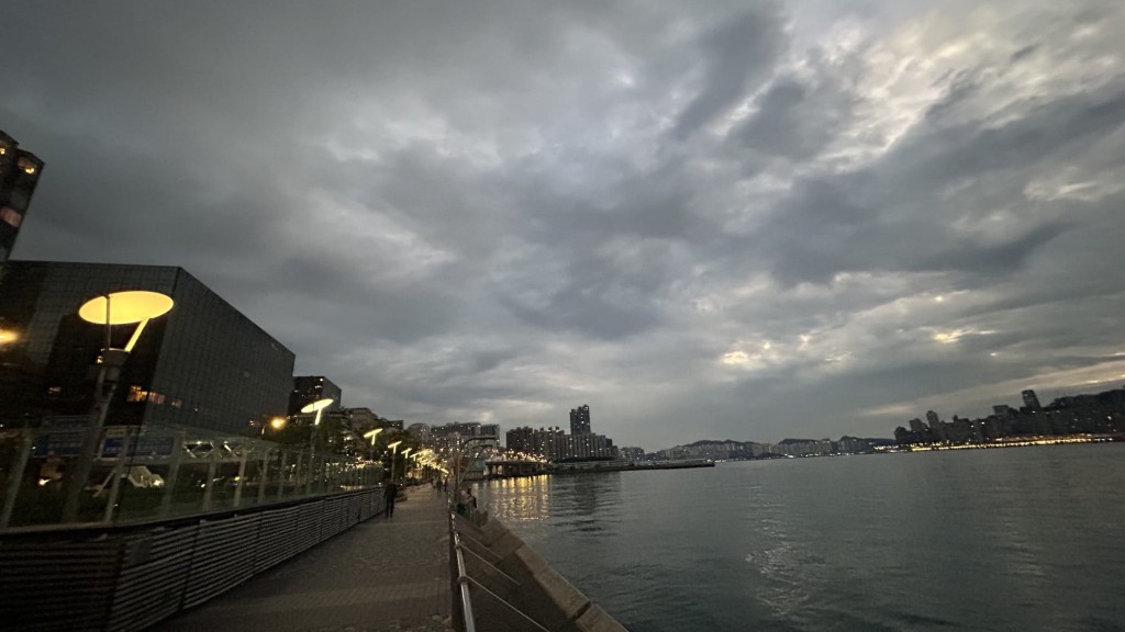 本港地區今日大致天晴及乾燥。日間最高氣溫約24度。吹和緩東北風 本港地區今日大致天晴及乾燥。日間最高氣溫約24度。吹和緩東北風